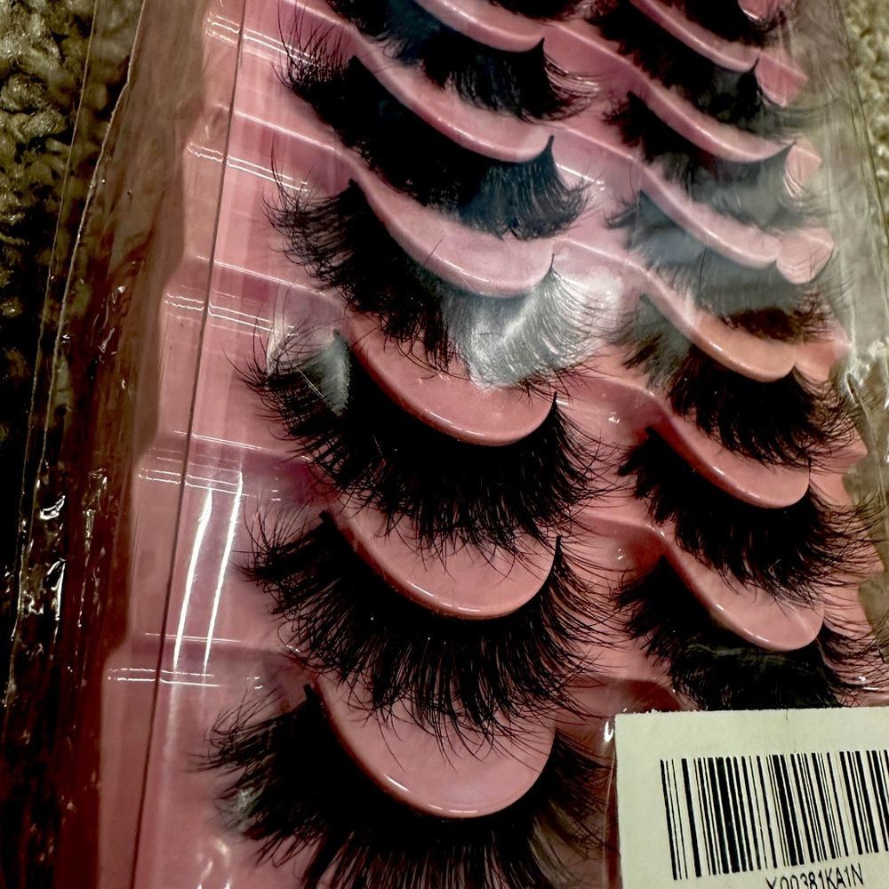 Lashes - Picture 2 of 3